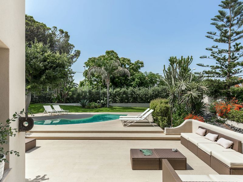 The relaxing area with garden and pool. 