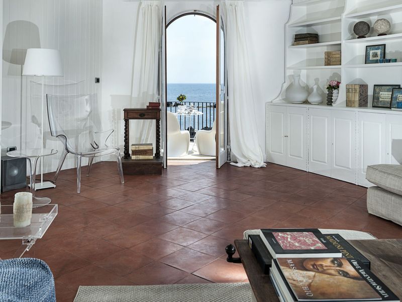 The living room with sea view and direct access to the pool.