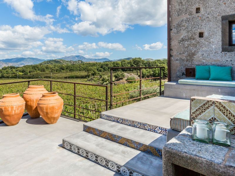 Equipped panoramic terrace overlooking the vineyard.